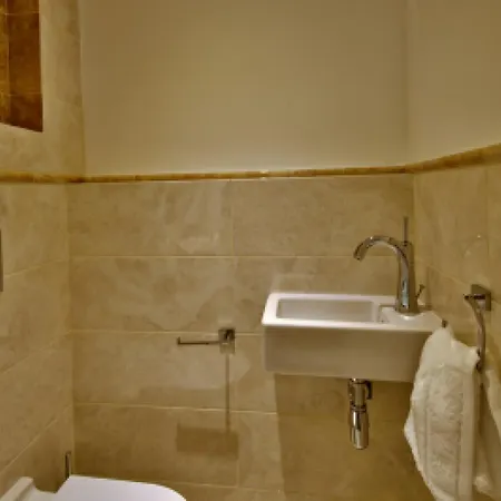 One Bed Just Minutes Walk From The Croisette And The Palais In A Secure 1693 Apartment