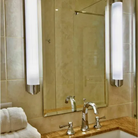 One Bed Just Minutes Walk From The Croisette And The Palais In A Secure 1693